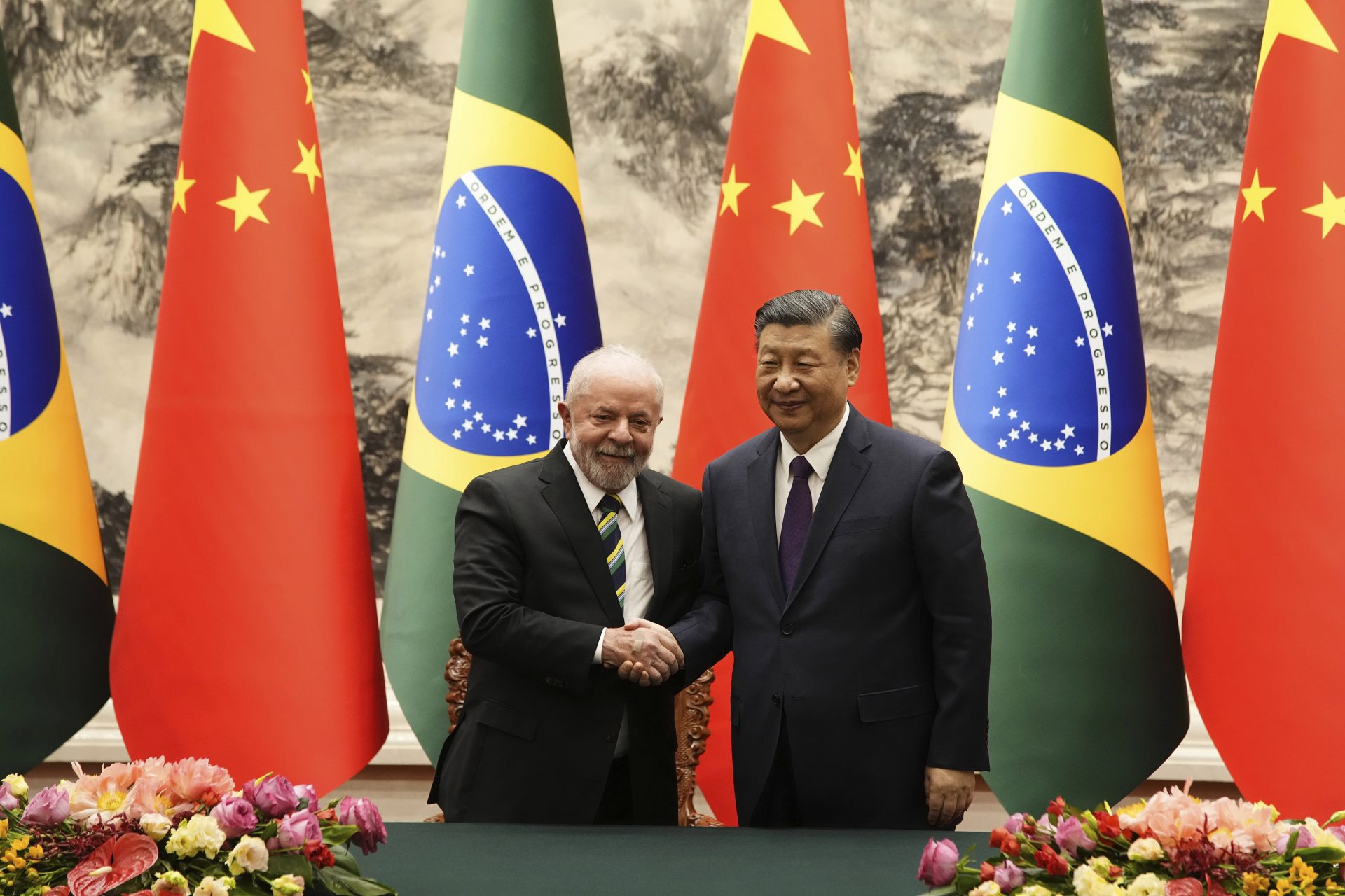 O presidente chinês Xi Jinping e o presidente brasileiro Luiz Inácio Lula da Silva se cumprimentam após a cerimônia de assinatura no Grande Salão do Povo, em Pequim, na China, nesta sexta-feira (14) - Foto: Ken Ishi/ Associated Press/ Estadão Conteúdo