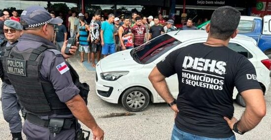 Vítima foi morta tiros dentro de carro em frente a um supermercado em Manaus- Foto: Reprodução/ Whatsapp