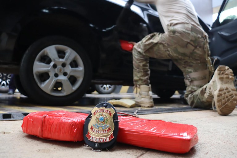 Os pacotes de cocaína estavam dentro da lataria do lado do veículo - Foto: Divulgação/PF