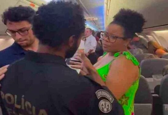 PF apura racismo contra mulher negra retirada de avião na BA