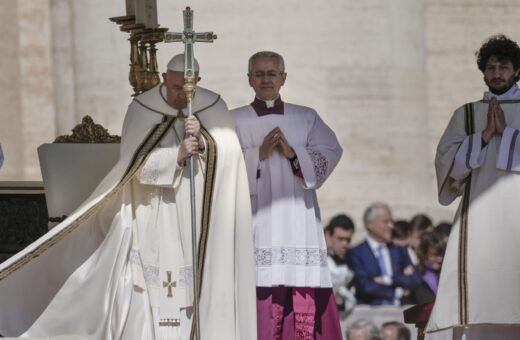 O papa Francisco celebrou missa de Páscoa do altar montado na Praça São Pedro, no Vaticano, neste domingo (9) - Foto: Alessandra Taratino/ Associated Press