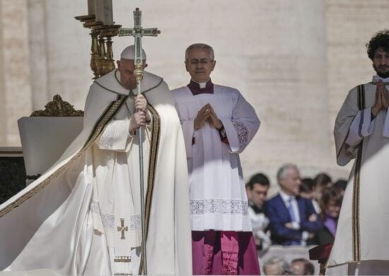 O papa Francisco celebrou missa de Páscoa do altar montado na Praça São Pedro, no Vaticano, neste domingo (9) - Foto: Alessandra Taratino/ Associated Press