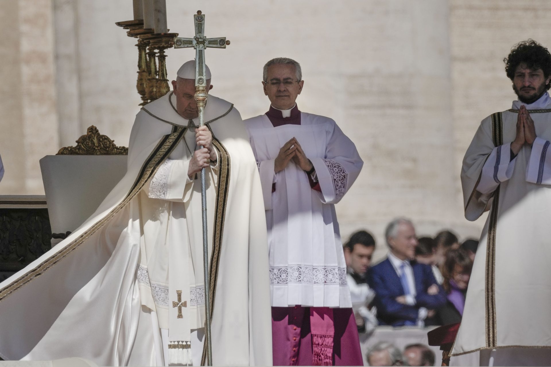 O papa Francisco celebrou missa de Páscoa do altar montado na Praça São Pedro, no Vaticano, neste domingo (9) - Foto: Alessandra Taratino/ Associated Press