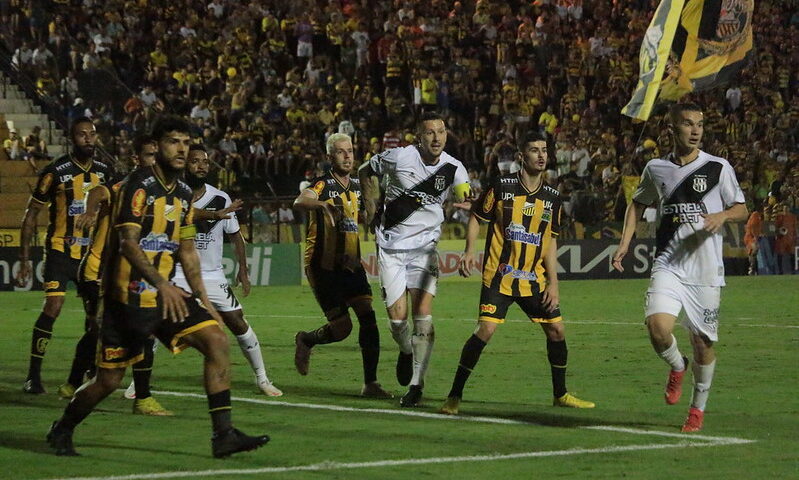 Ponte Preta e Novorizontino se encontram em um duelo decisivo no estádio Moisés Lucarelli, em Campinas. Foto: Reprodução/Ponte Preta/Diego Almeida/PontePress