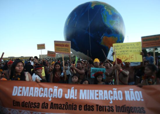 Indígenas de diversos etnias se reuniram na Explanada dos Ministérios, em Brasília (DF) durante a 19ª Edição do Acampamento Terra Livre (ATL), com o tema "O futuro indígena é hoje, Sem demarcação, não há democracia!" - Foto: Wilton Junior/Estadão Conteúdo