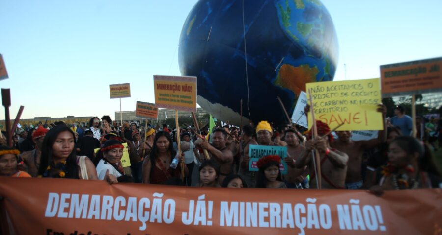 Indígenas de diversos etnias se reuniram na Explanada dos Ministérios, em Brasília (DF) durante a 19ª Edição do Acampamento Terra Livre (ATL), com o tema "O futuro indígena é hoje, Sem demarcação, não há democracia!" - Foto: Wilton Junior/Estadão Conteúdo