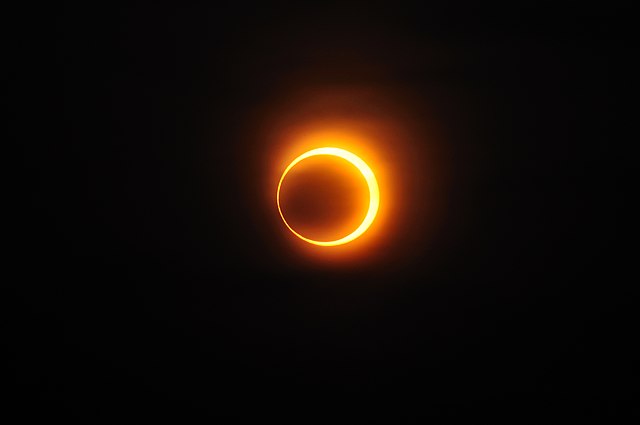 Primeiro-eclipse-solar-de-2023-vem-com-fenômeno-raro-nesta-quarta-feira-20-foto-reproducao-wikimedia