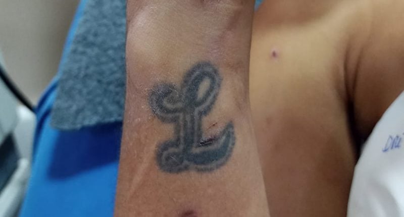 Homem internado no HPS João Lúcio tem tatuagem com a letra "L" - Foto: Divulgação/SES