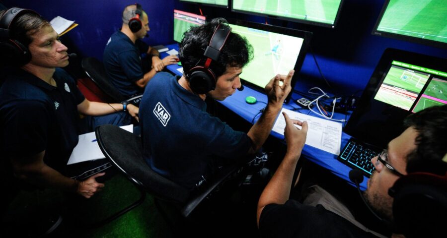 Árbitros assistentes de vídeo (VAR) no Campeonato Paulista em 2019 - Fotos: Rodrigo Corsi/FPF