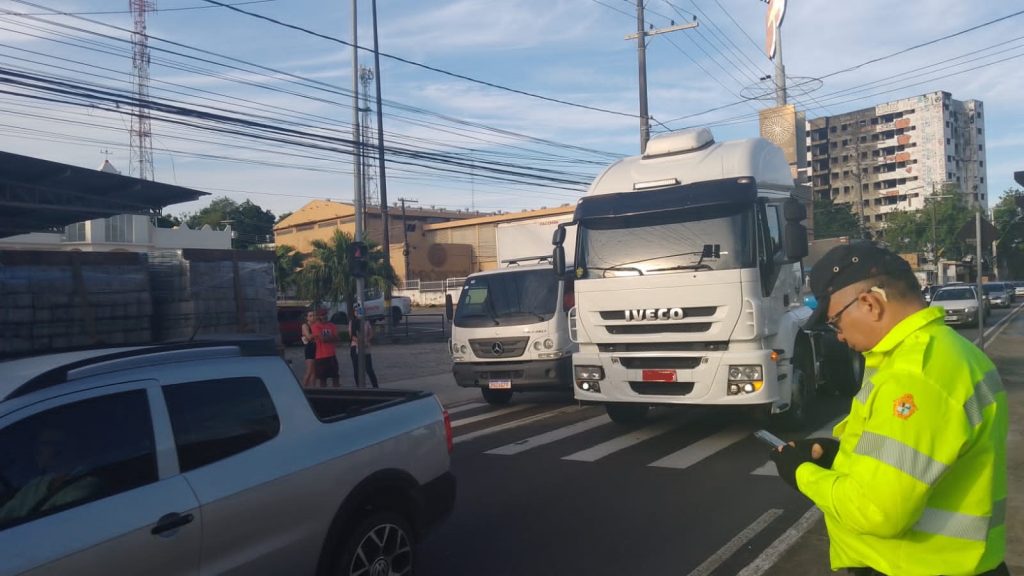 Em Manaus, mais de 100 condutores de veículos pesados foram multados - Foto: Marcelo Lima/ IMMU