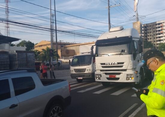 Em Manaus, mais de 100 condutores de veículos pesados foram multados - Foto: Marcelo Lima/ IMMU