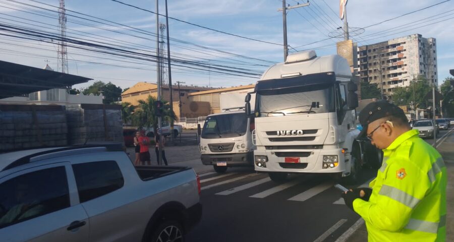 Em Manaus, mais de 100 condutores de veículos pesados foram multados - Foto: Marcelo Lima/ IMMU