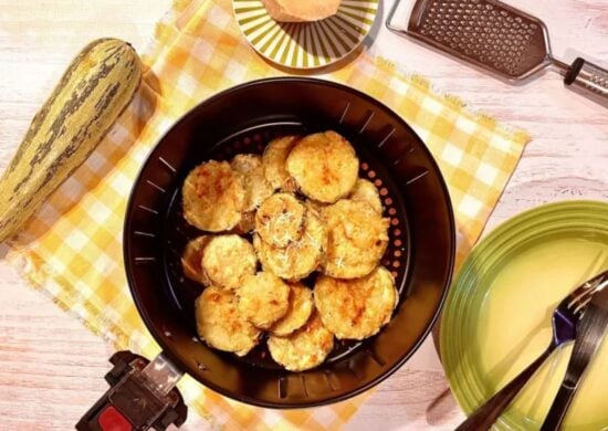 Abobrinha empanada na airfryer - Foto: Reprodução/Receitaria