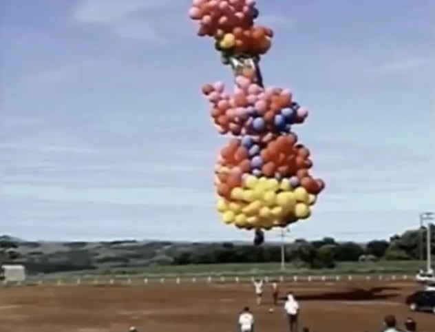 Padre voou pendurado por mil balões - Foto: Reprodução/TV Globo