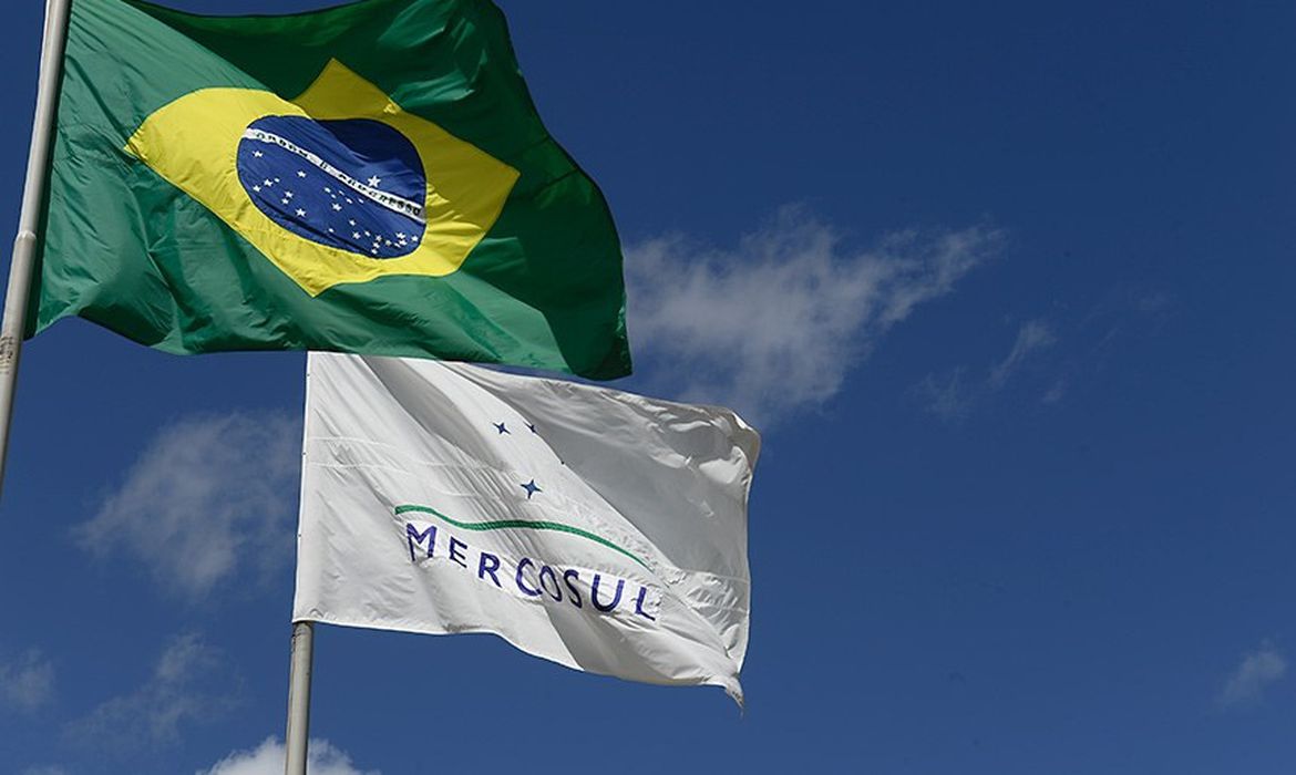 Bandeiras do Brasil e Mercosul - Foto: Marcos Oliveira/Agência Senado