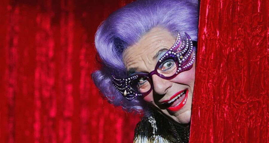 Barry Humphries, no papel de Dame Edna Everage - Foto: Divulgação/Lisa Maree Williams