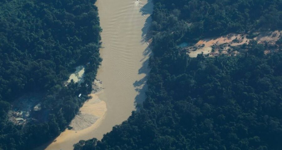 Ouro e armas estavam com trio em embarcação na região do Palimiú, na Terra Indígena Yanomami - Foto: Agência Brasil