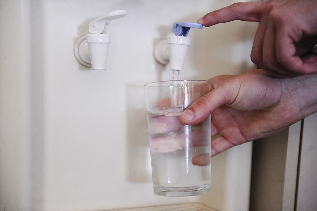 Beber águas é uma das formas de prevenir pedra no rim - Foto: Divulgação/Senado Federal