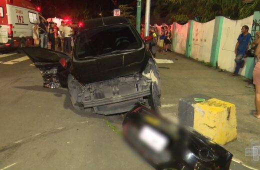 Carro de luxo causa grave acidente em cruzamento