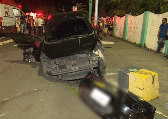 Carro de luxo causa grave acidente em cruzamento