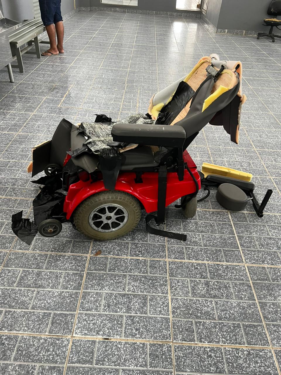 Droga estava escondida em cadeira de rodas no aeroporto - Foto: Divulgação/PF-AM