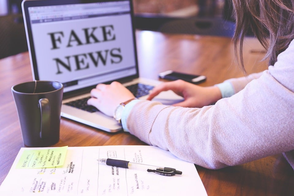 Notícias falsas são uma forma de imprensa marrom que consiste na distribuição deliberada de desinformação ou boatos