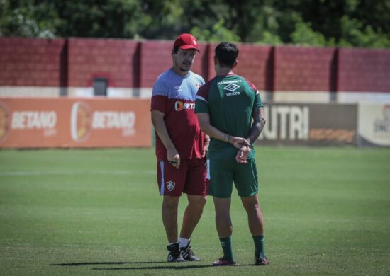 Diniz conversa com o atacante argentino, Germán Cano, durante treino - Foto: Marcelo Gonçaves/FFC/divulgação