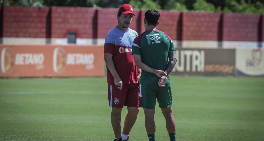 Diniz conversa com o atacante argentino, Germán Cano, durante treino - Foto: Marcelo Gonçaves/FFC/divulgação