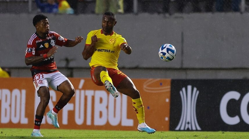 Em sua primeira participação da Libertadores, time equatoriano conseguiu derrotar o atual campeão do torneio - Foto: Reprodução/Twitter @aucas45