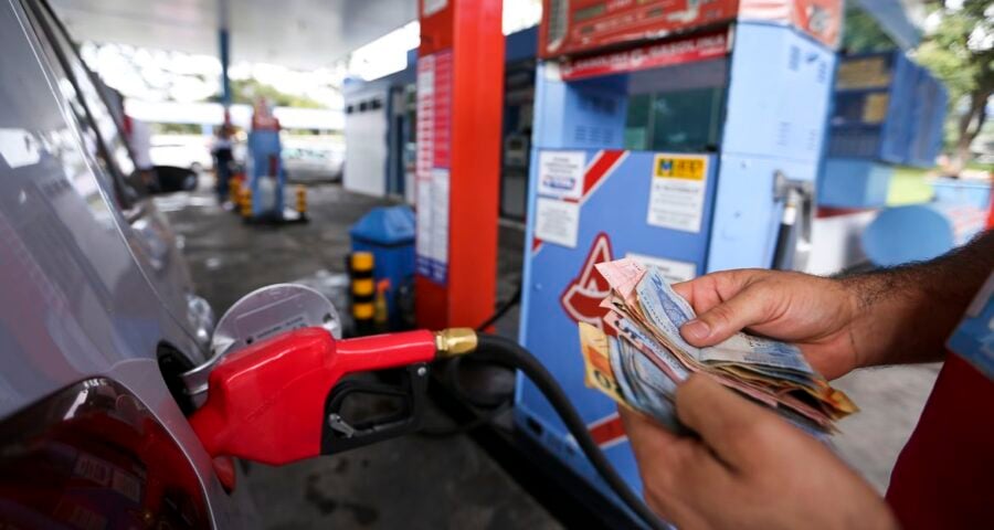 Dados sobre valores da gasolina e do etanol são do IPTL - Foto: Marcelo Camargo/Agência Brasil