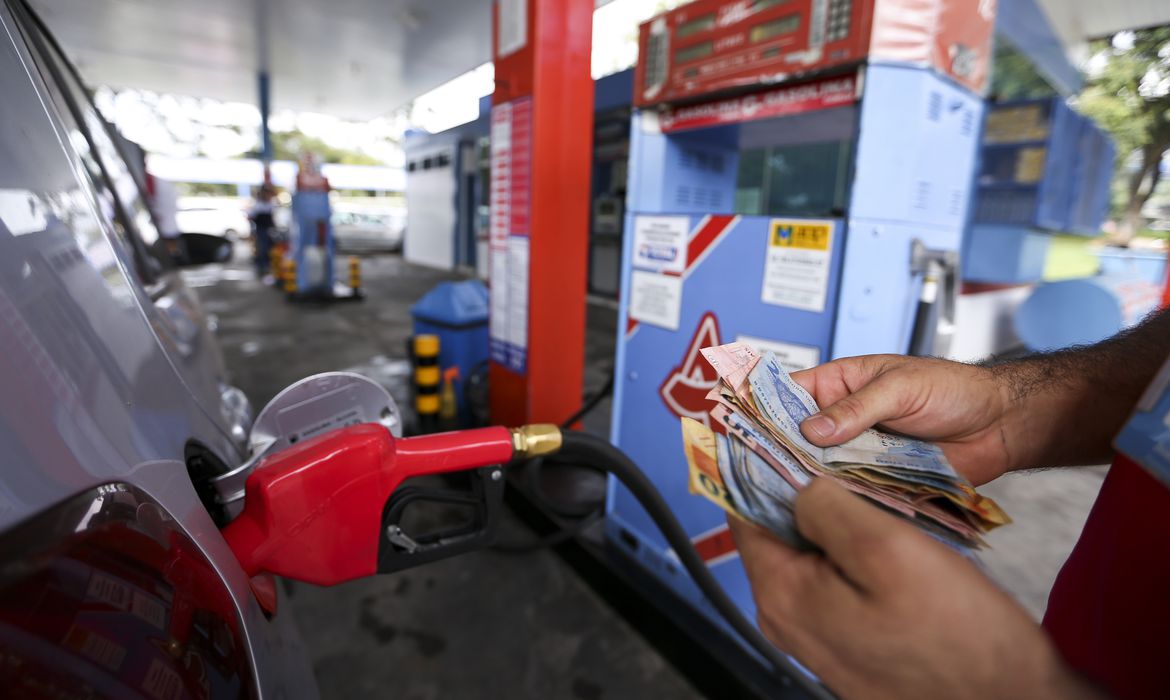 Dados sobre valores da gasolina e do etanol são do IPTL - Foto: Marcelo Camargo/Agência Brasil