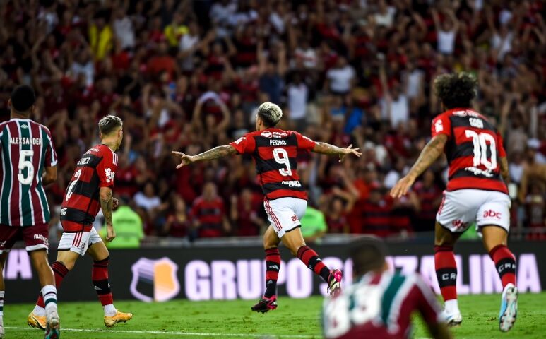 Pedro comemora o segundo gol da vitória contra o Fluminense, no último sábado (1º) - Foto: Marcelo Cortes/CRF/divulgação