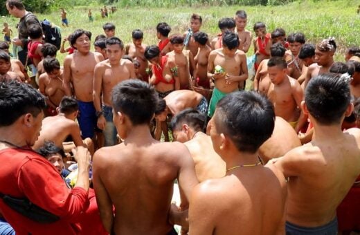 Indígenas reunidos após chegada de comida - Foto: TV Brasil/Divulgação