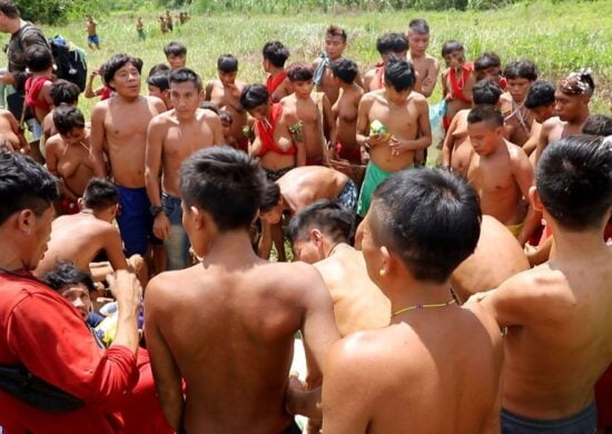 Indígenas reunidos após chegada de comida - Foto: TV Brasil/Divulgação