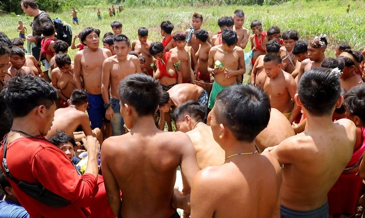 Indígenas reunidos após chegada de comida - Foto: TV Brasil/Divulgação