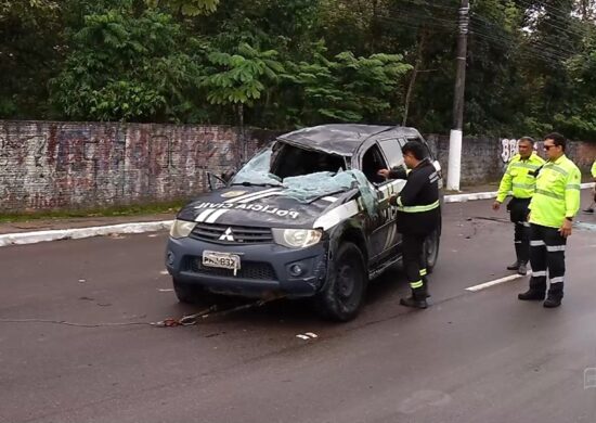 Investigador da polícia civil fica ferido após viatura capotar em Manaus