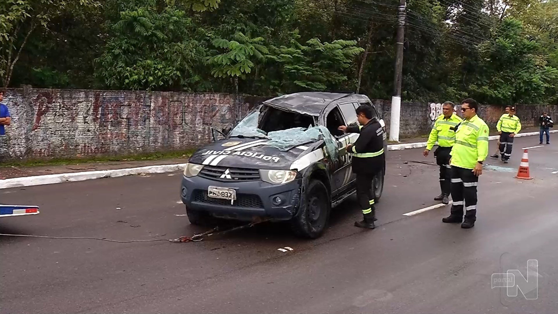 Investigador da polícia civil fica ferido após viatura capotar em Manaus