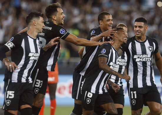 Jogadores do Fogão comemoram goleada contra equipe peruana, treinado pelo ídolo Loco Abreu - Foto: Vítor Silva/BFR/divulgação