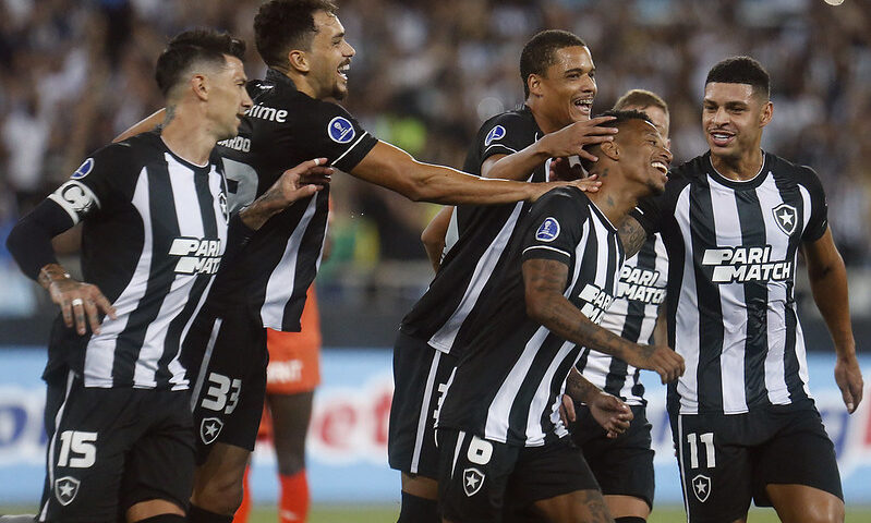 Jogadores do Fogão comemoram goleada contra equipe peruana, treinado pelo ídolo Loco Abreu - Foto: Vítor Silva/BFR/divulgação