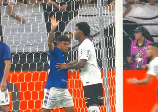 Suposto empurrão durante a partida entre Corinthians e Cruzeiro. Foto: Reprodução/Site CBF