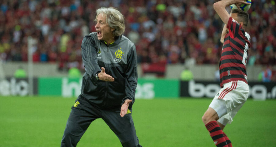 Jorge Jesus quando dirigia o inesquecível Flamengo de 2019 - Foto: Alexandre Vidal/CRF