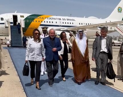 Lula e comitiva chegaram a Abu Dhabi na manhã deste sábado (15) - Foto: Reprodução/Twitter @Lula