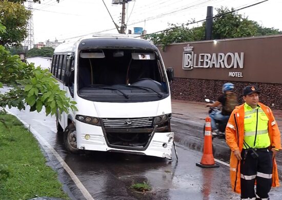 VÍDEO: micro-ônibus sofre acidente por conta de pista molhada em Manaus