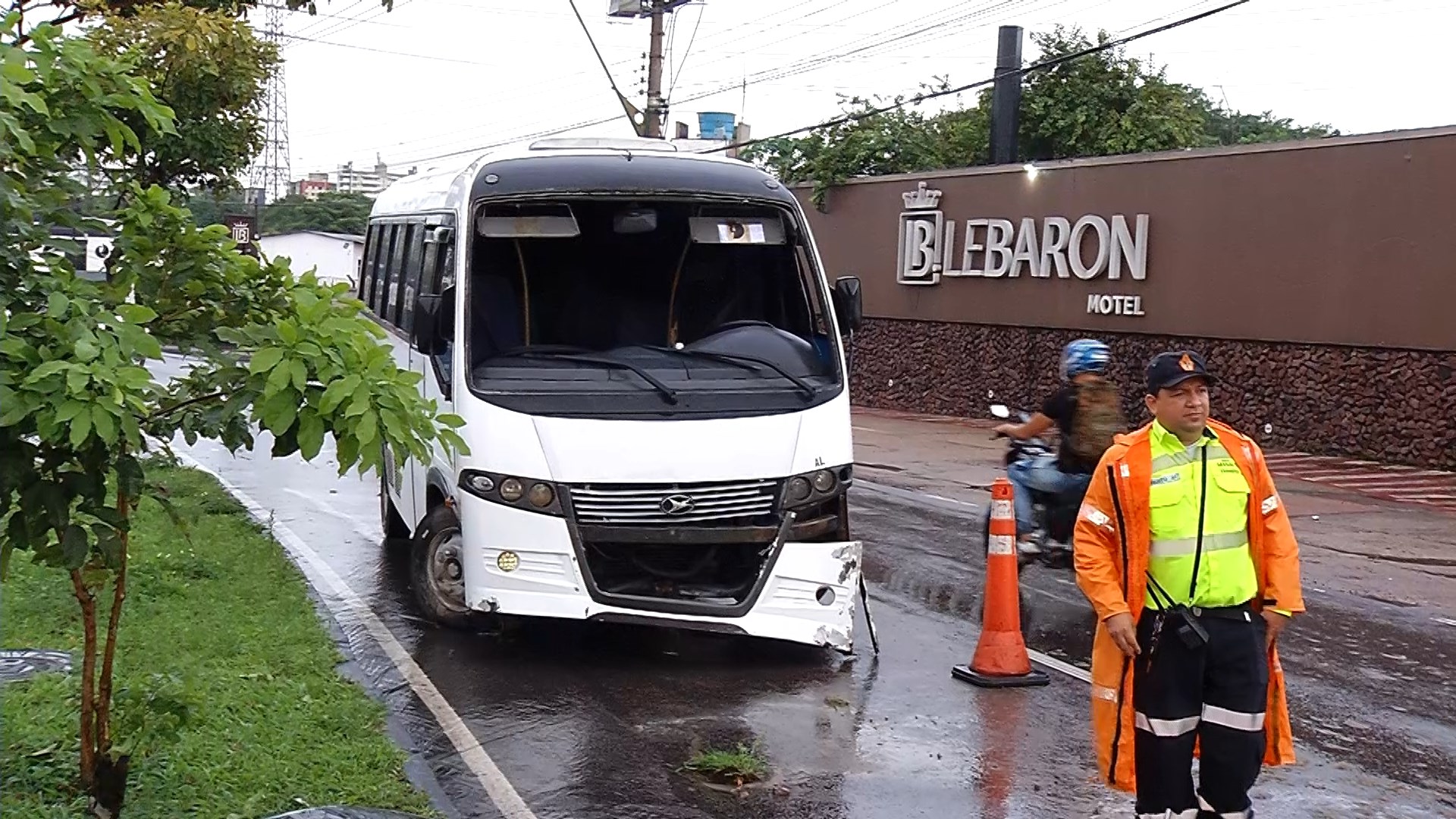 VÍDEO: micro-ônibus sofre acidente por conta de pista molhada em Manaus