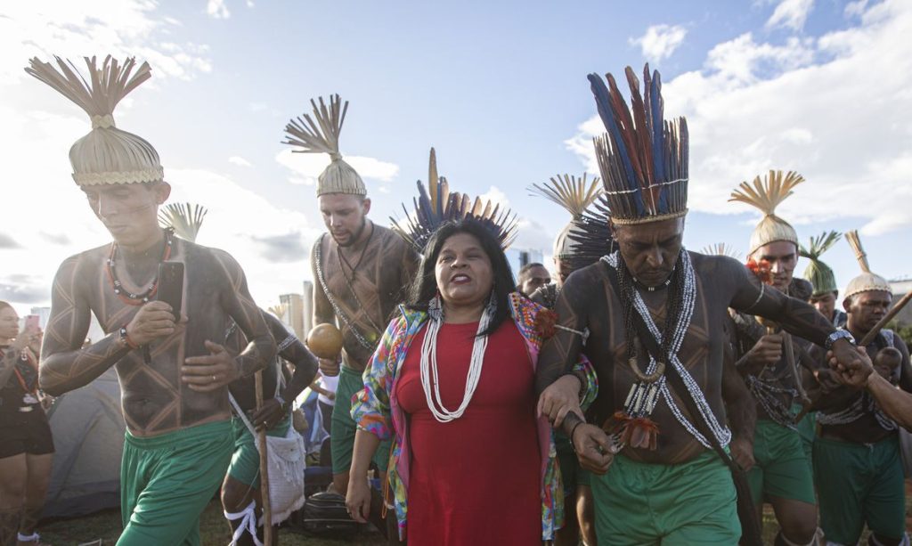 Ministra dos Povos Indígenas, Sonia Guajajara, dança com índios em Brasília - Foto: Joédson Alves/Agência Brasil