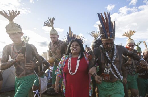 Ministra dos Povos Indígenas, Sonia Guajajara, dança com índios em Brasília - Foto: Joédson Alves/Agência Brasil