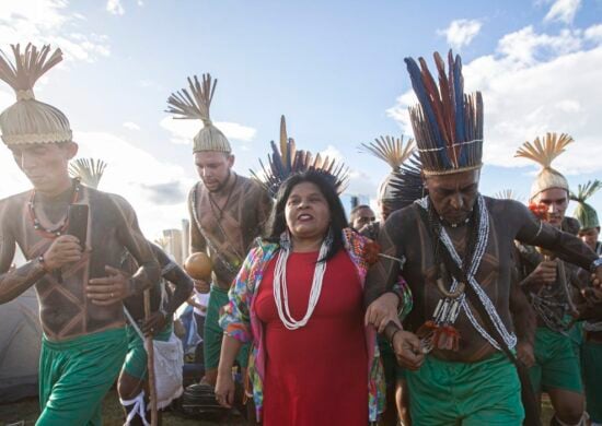 Ministra dos Povos Indígenas, Sonia Guajajara, dança com índios em Brasília - Foto: Joédson Alves/Agência Brasil