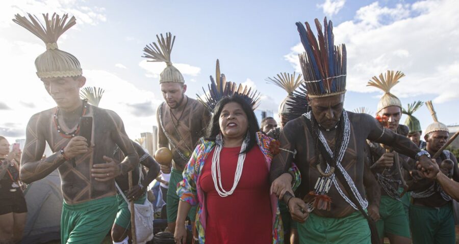 Ministra dos Povos Indígenas, Sonia Guajajara, dança com índios em Brasília - Foto: Joédson Alves/Agência Brasil