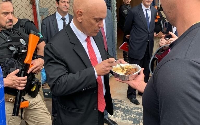 Ministro do STF Alexandre de Moraes experimenta comida do presídio - Foto: Reprodução/STF