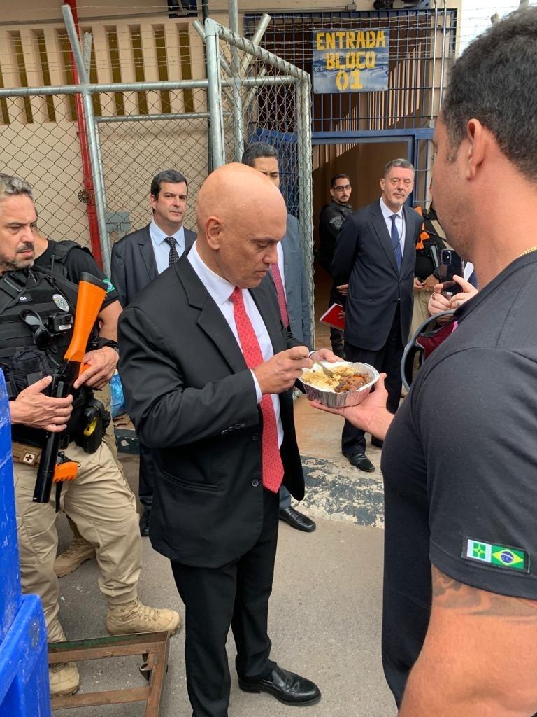 Ministro do STF Alexandre de Moraes experimenta comida do presídio - Foto: Reprodução/STF